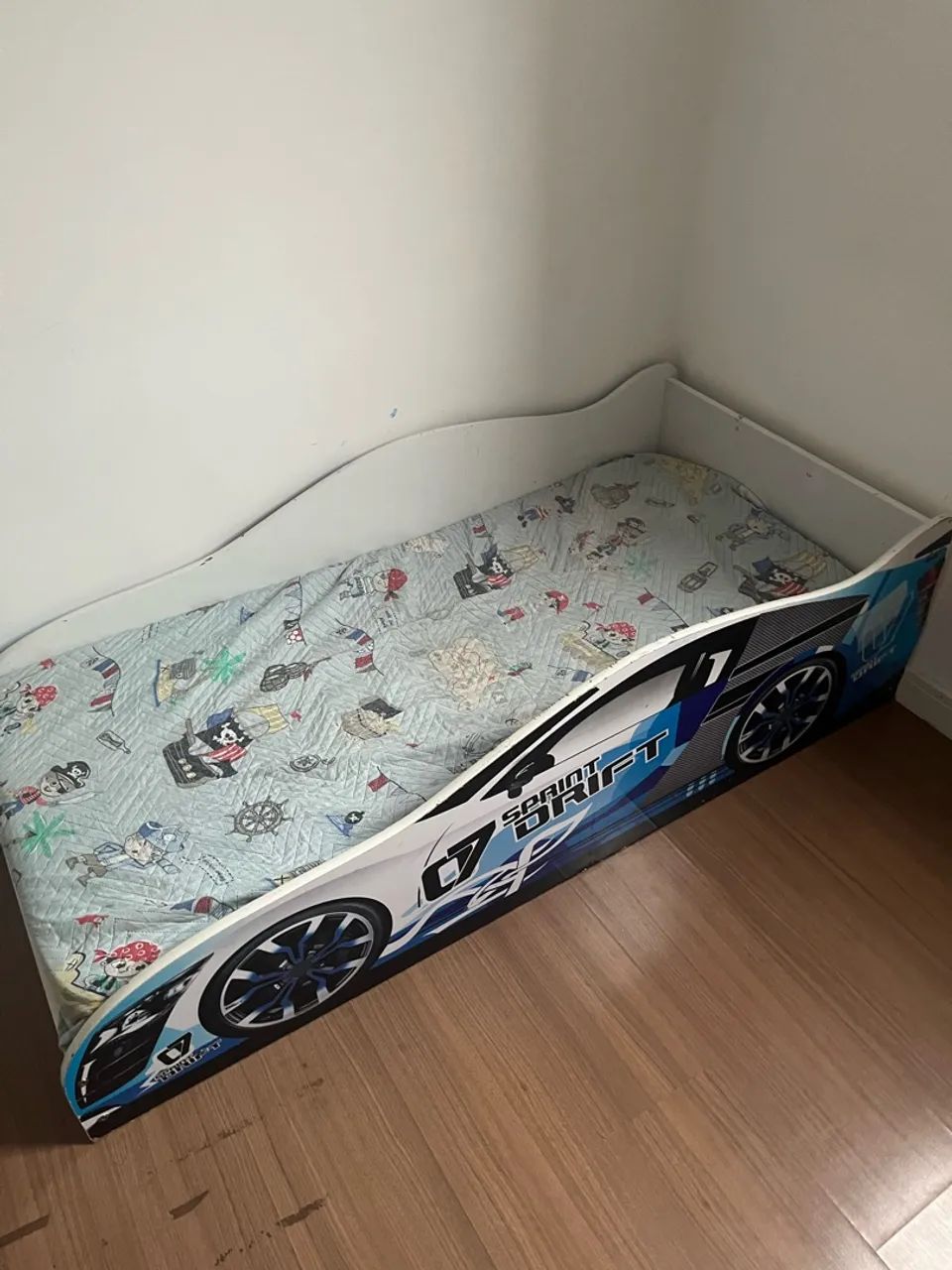 Cama e colchão infantil 