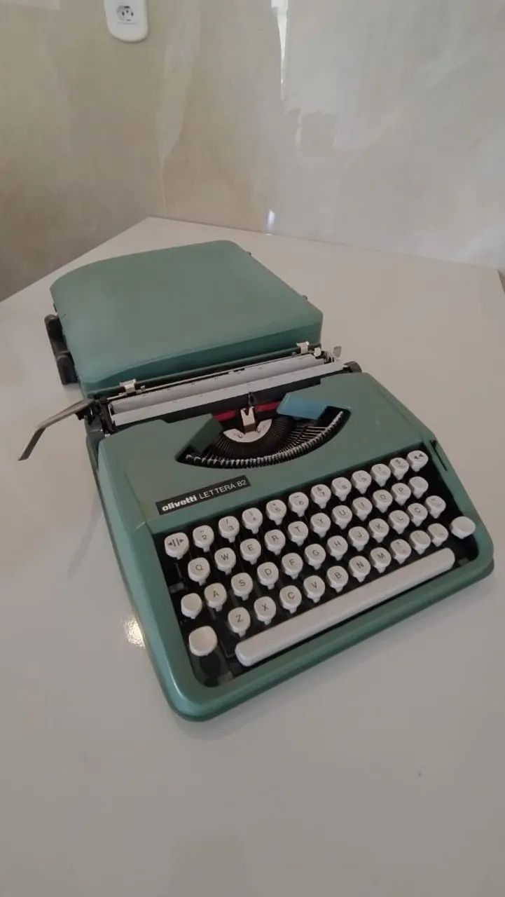 Máquina de escrever Olivetti Lettera 82