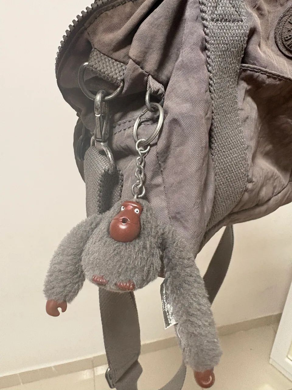 bolsa kipling cinza um pouco suja  - Foto 2