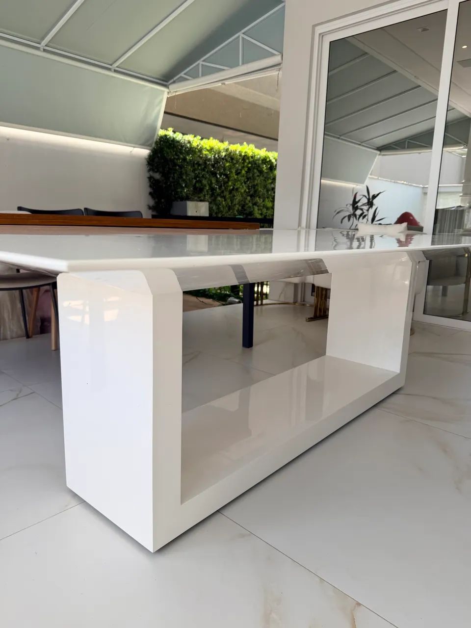 Mesa branca laqueada com cadeiras impecáveis - Foto 3