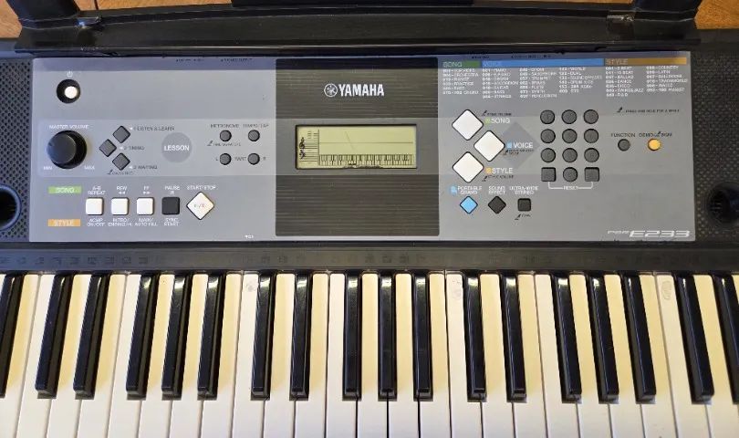 Teclado Musical Yamaha PSR-E233