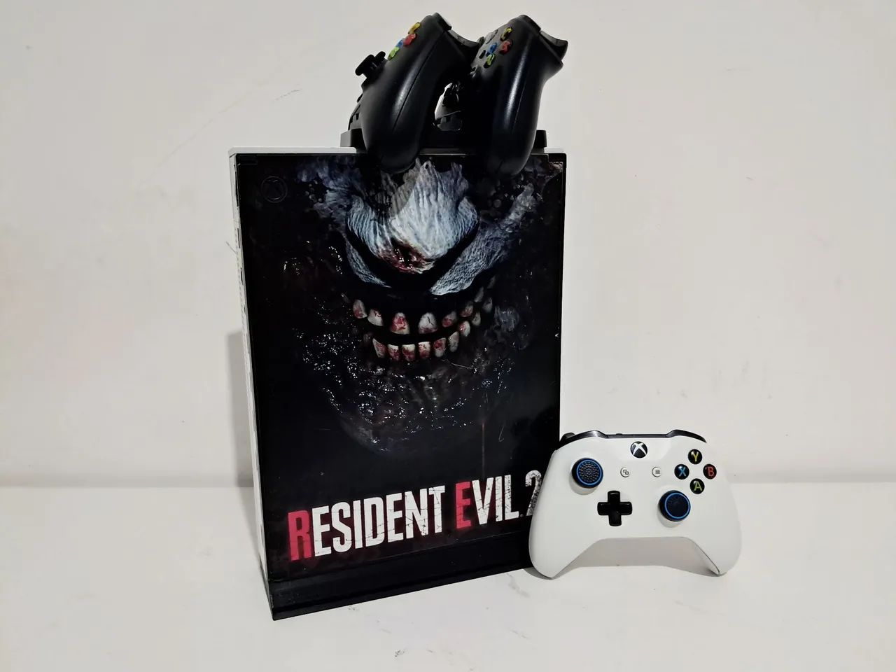 XBOX ONE S 1TB - 3 CONTROLES - 5 JOGOS