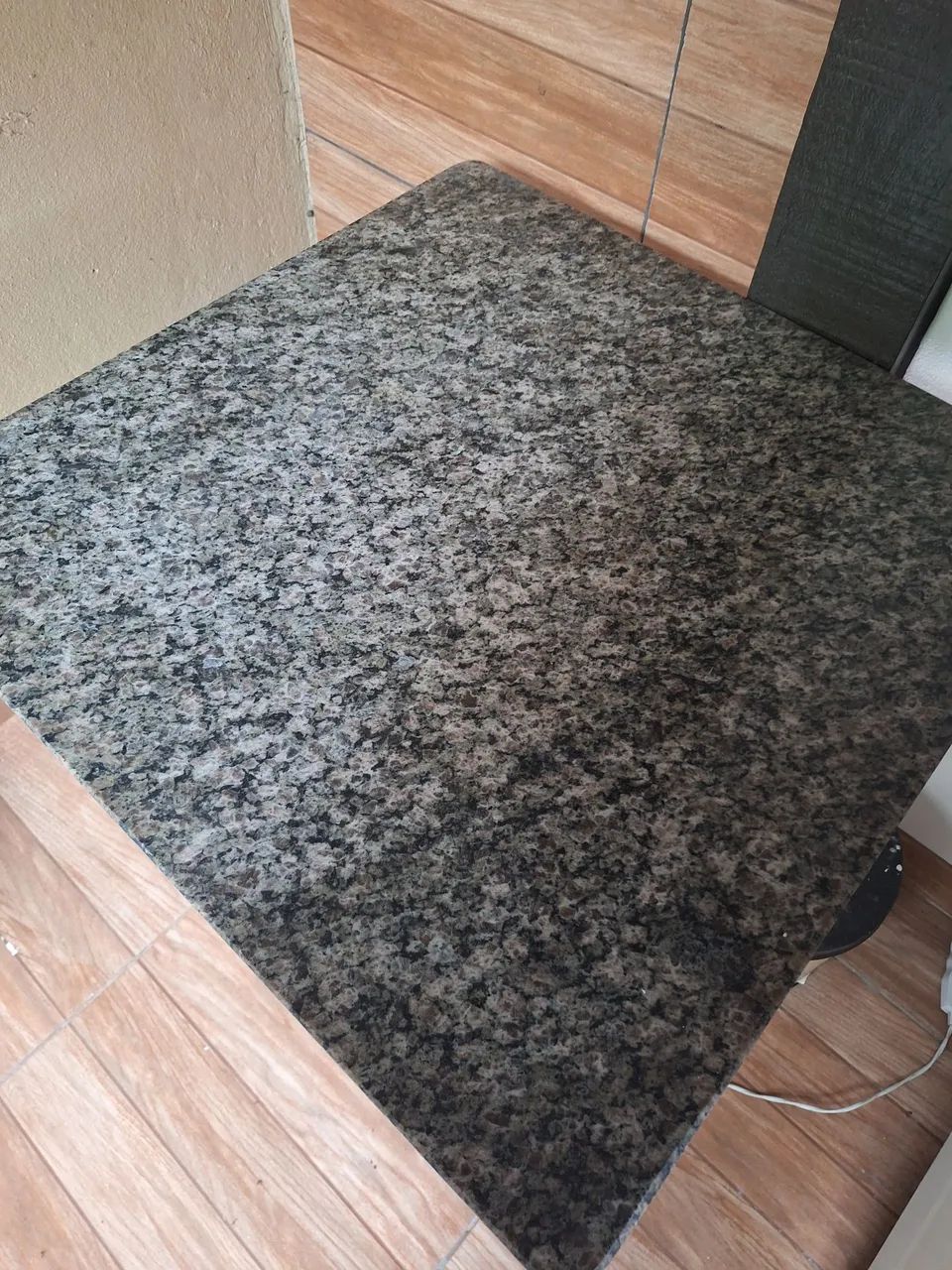 Mesa quadrada com tampo em pedra granitada 