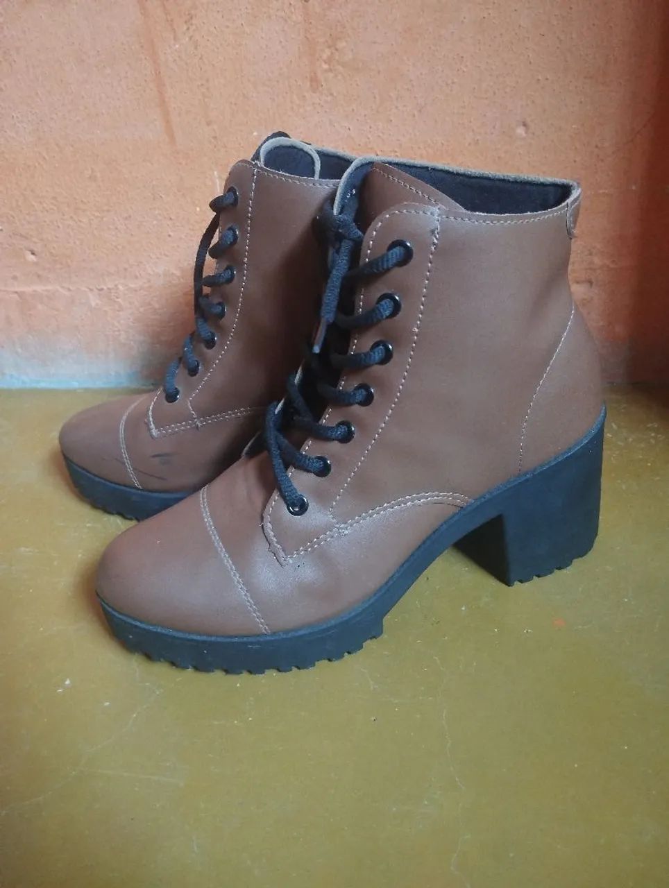 Botas de couro sintético, pouco uso com apenas algumas manchas na lateral, confortável!. - Foto 2