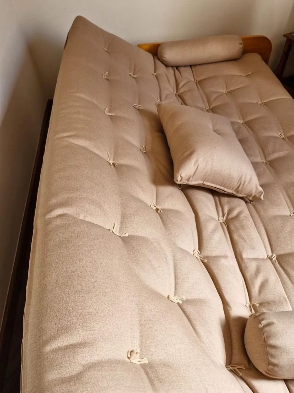 Sofá cama casal futon madeira maciça bege claro - Foto 3