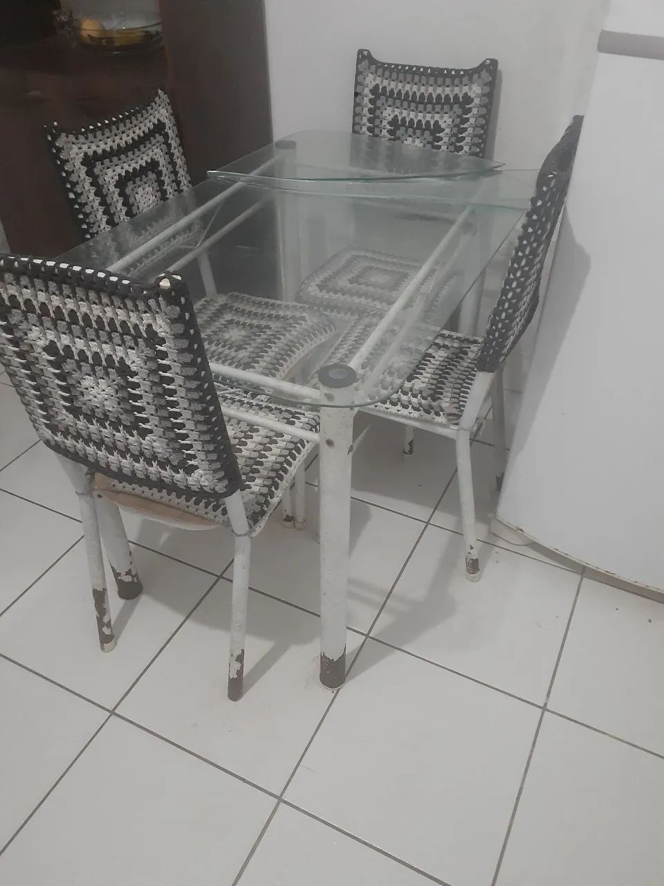 Mesa com 4 cadeiras com capa de assento de croche  - Foto 2