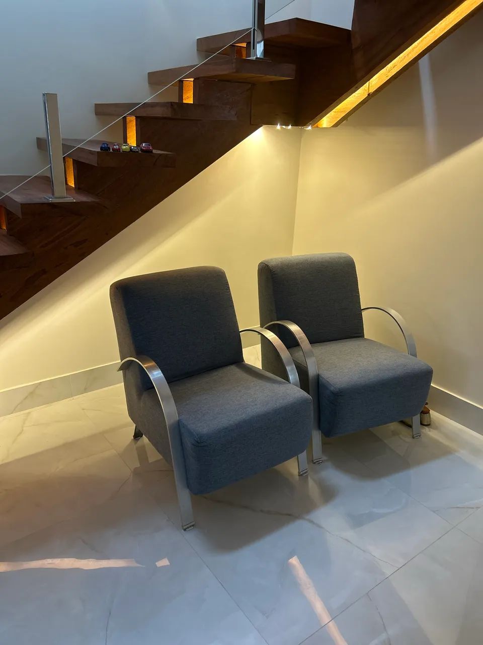 Duas poltronas modernas. - Foto 3