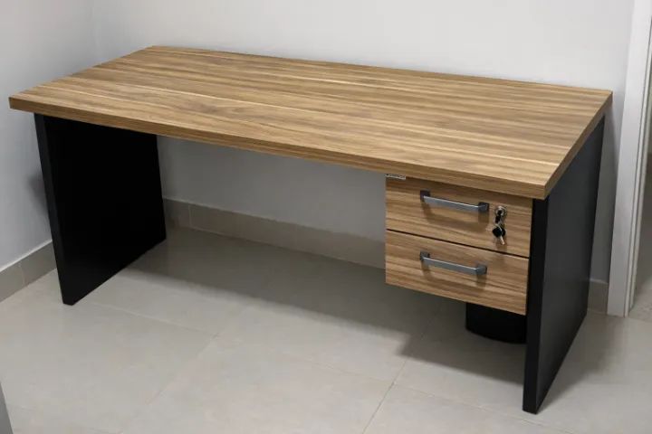 Escrivaninha / Mesa de Escritório com 2 Gavetas - Ótimo Estado