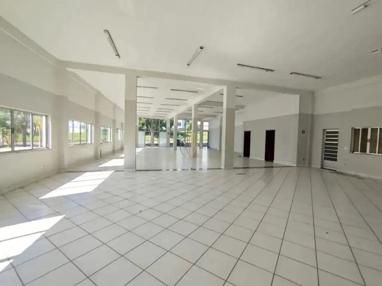Loja comercial espaçosa 321m² com 2 banheiros na Avenida dos Trabalhadores, Mogi Guaçu