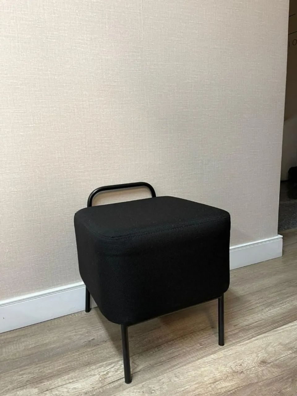 Puff Assento Estofado Preto com uma Alça Metálica Preta