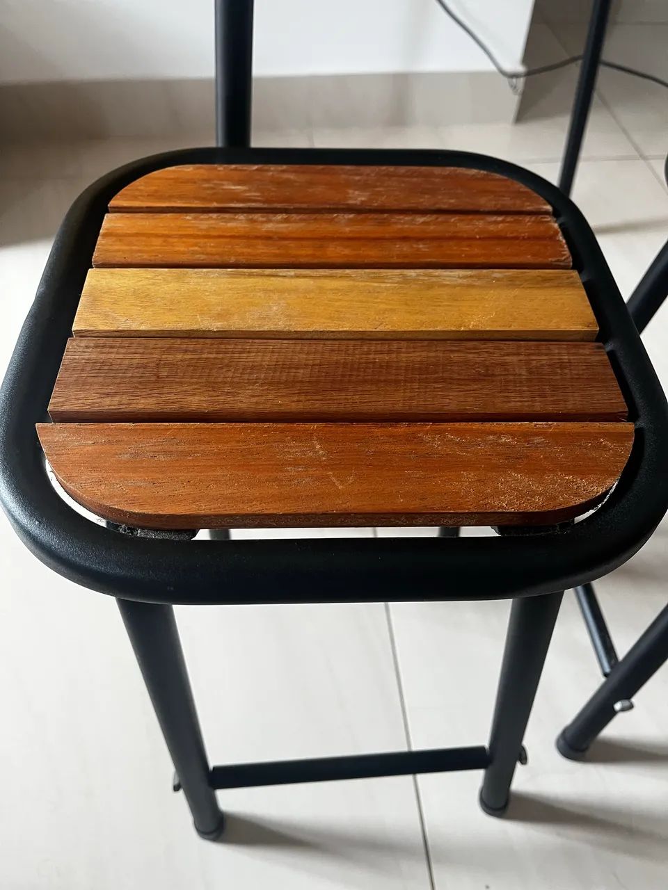 Conjunto de mesa e dois bancos. - Foto 5