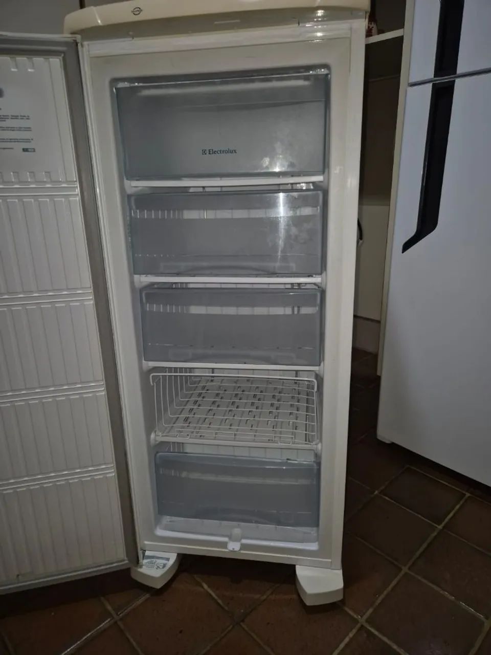 Freezer vertical Electrolux FE18 branco - Foto 4