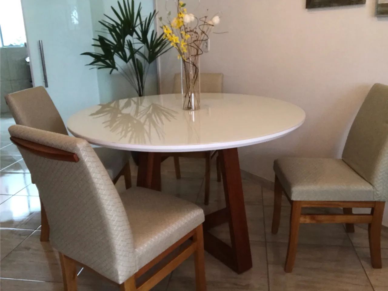 Mesa com 4 cadeiras 