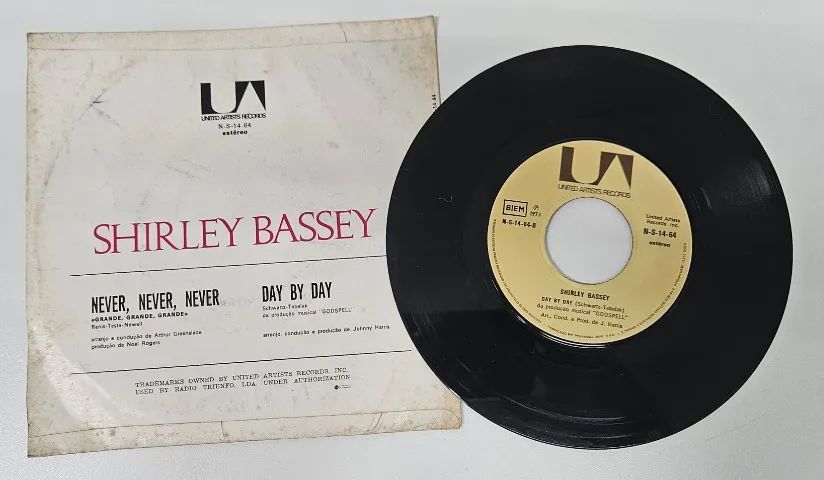 Disco Compacto de Vinil - Shirley Bassey - Foto 2