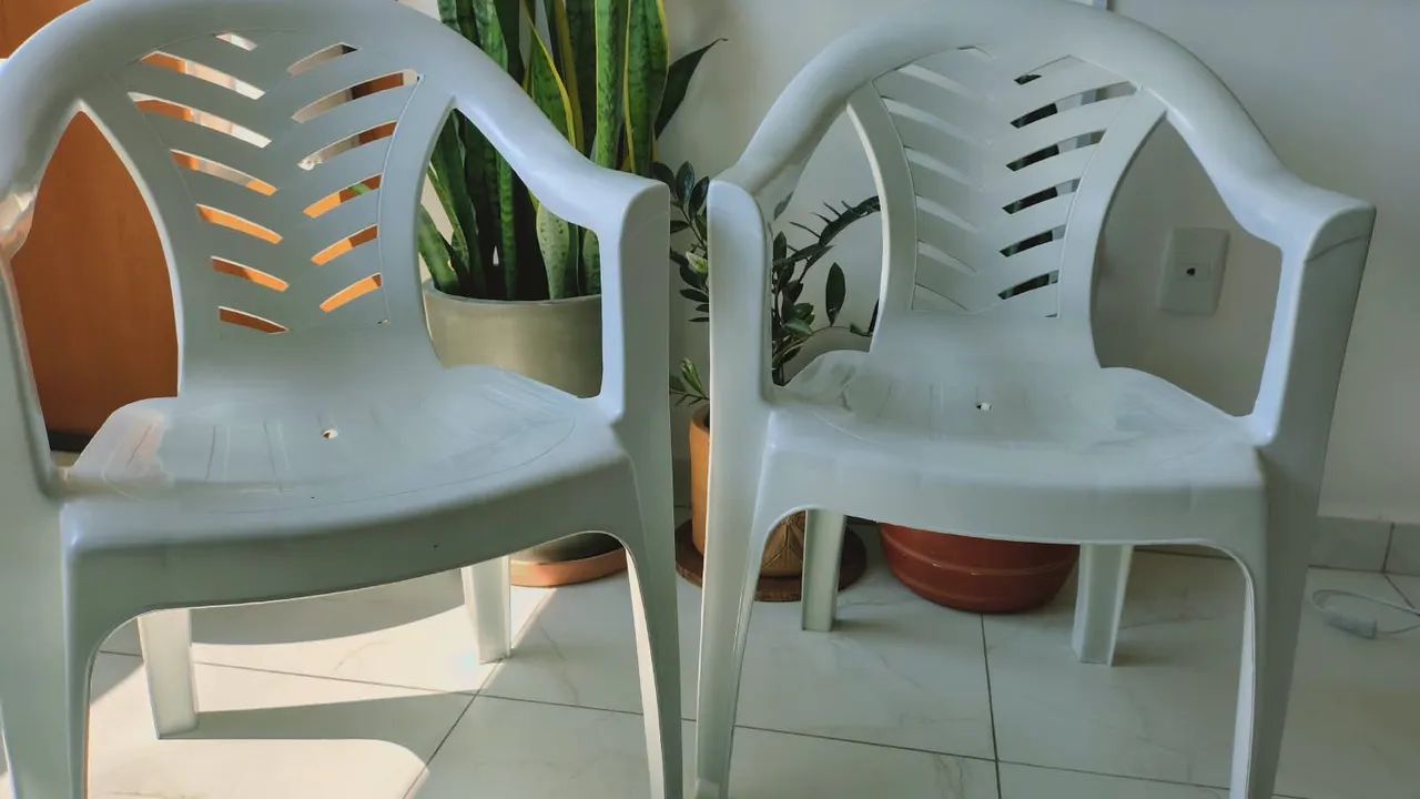 Cadeiras e mesa de plástico  - Foto 3
