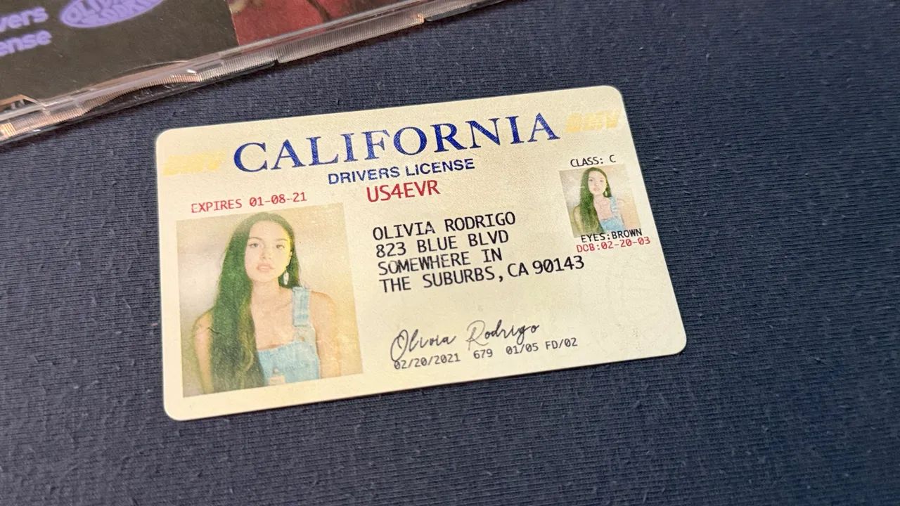 Olivia Rodrigo CDs Singles drivers license e vampire - Foto 2