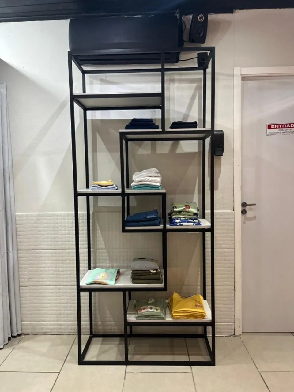 Expositor de Loja em Metalon Preto com Prateleiras