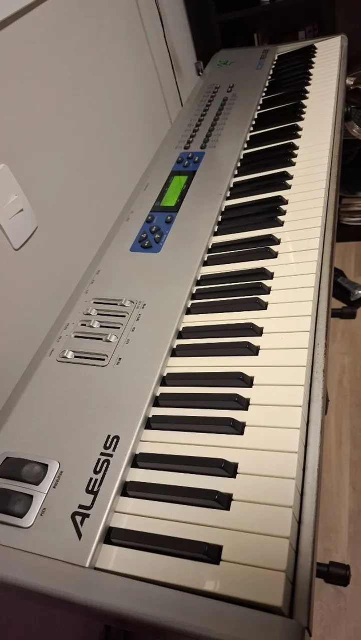 Teclado Roland Juno DS-88 (estado de novo com pedal e case