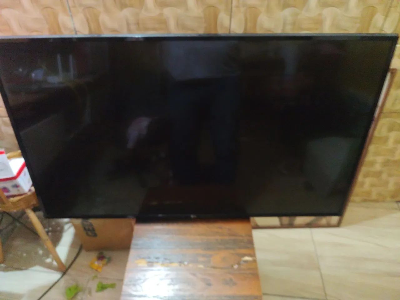 Venda se uma Smart TV LG 49UH6100 de 49 polegadas.