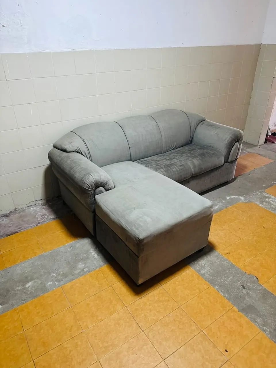 Sofá chaise 3 lugares na cor cinza em ótimo estado de conservação  - Foto 2