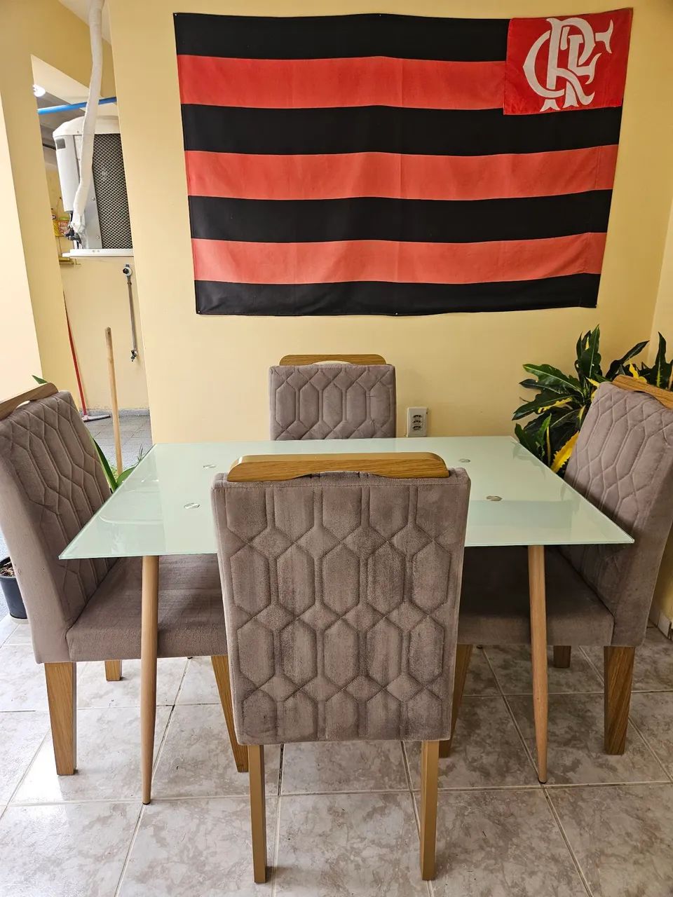 Mesa de jantar com 4 cadeiras 