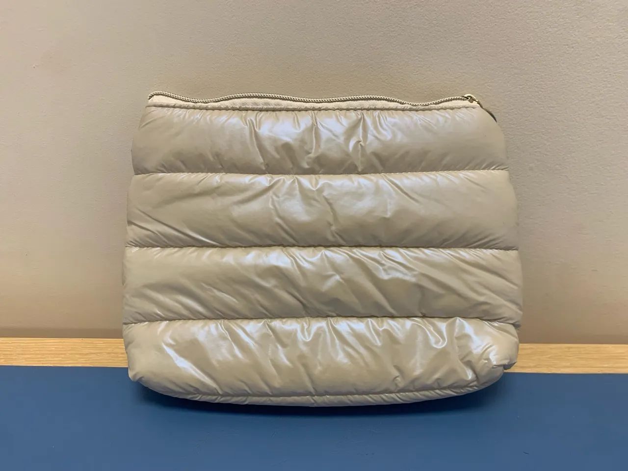 Necessaire  perolada de estilo "puffer" acolchoada , ótimo tamanho , estilosa 