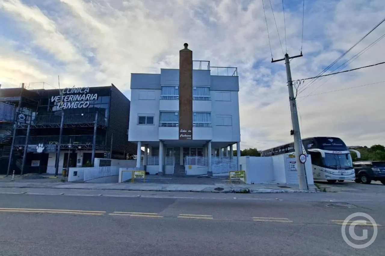 Apartamento semimobiliado com dois quartos em Florianópolis