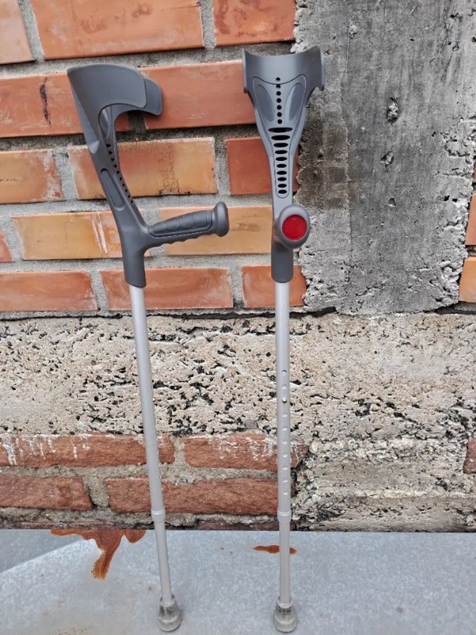 Par de muletas  de aluminio regulaveis em otimo estado !