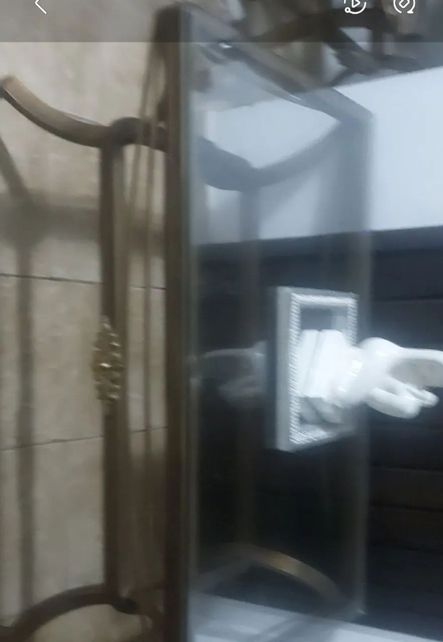 Mesa de centro em ferro devorado com tampo de vidro