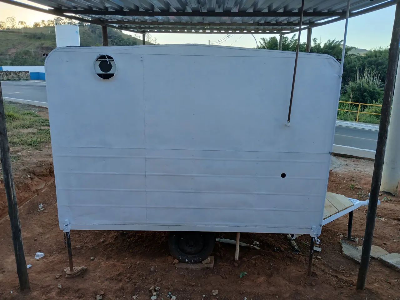 VENDE-SE TRAILER DE LANCHES<br> <br>TOTALMENTE REFORMADO E COMPLETO, PRONTO PARA FUNCIONAR. - Foto 2