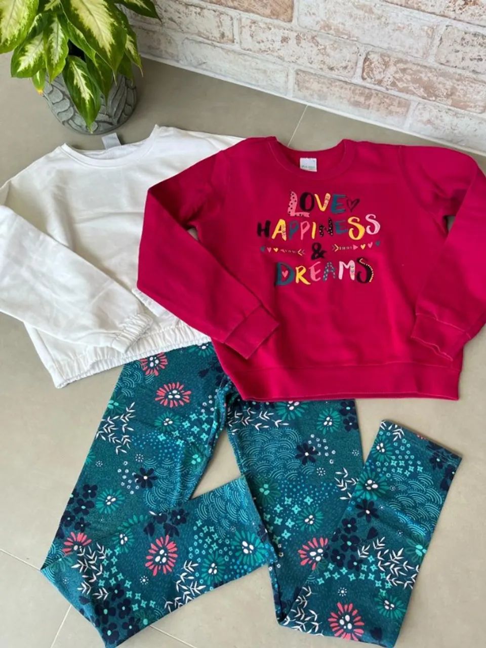 Conjunto com duas blusas de moletom e uma legging super quentinha!