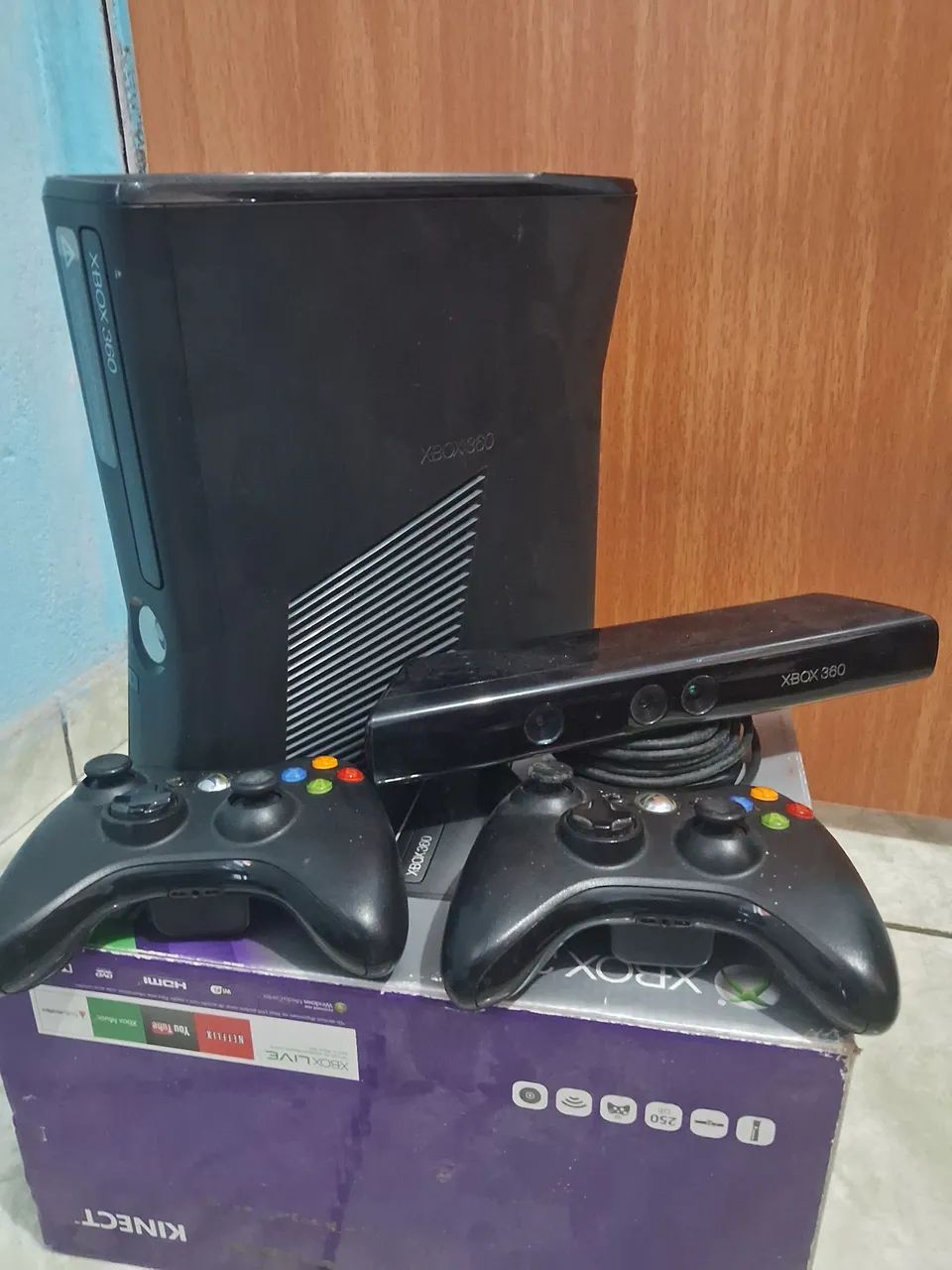 Xbox 360 + Kinect + 2 Controles - Completo na Caixa