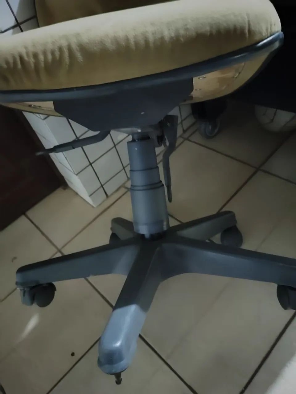Cadeira acolchoado tipo pra escritório  - Foto 3