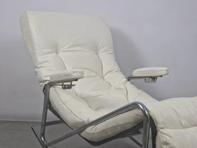 Chaise Longue Década de 60, contruida em aço cromado e tapeçaria courvin náutico - Foto 5