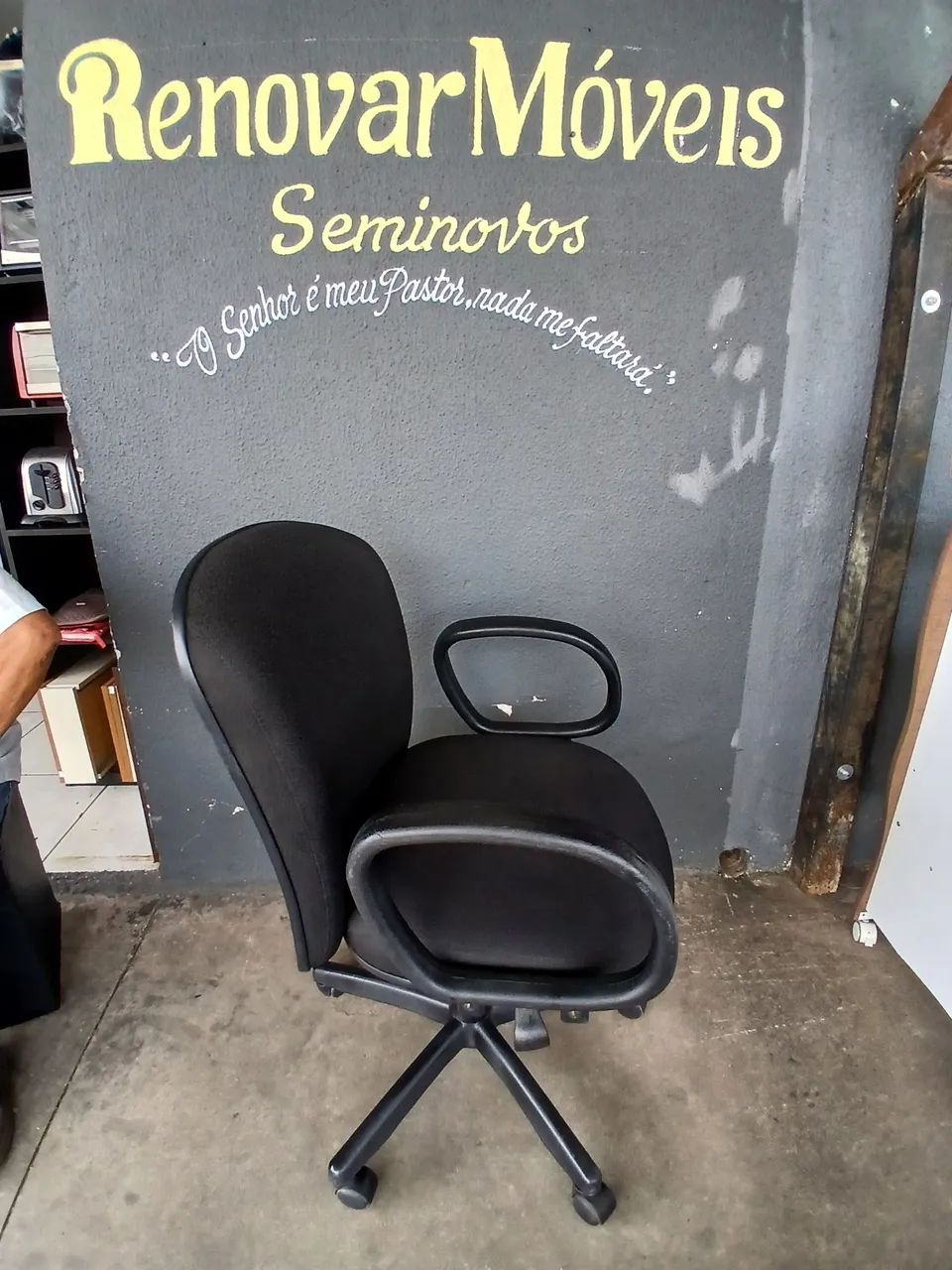 Cadeira giratória,hidráulica e reclinável,seminova.  - Foto 2