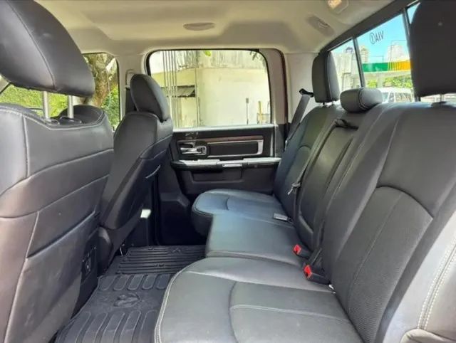 Ram Classic Laramie 5.7 V8 16V Gasolina 4X4 Aut. 2023 - Foto 5