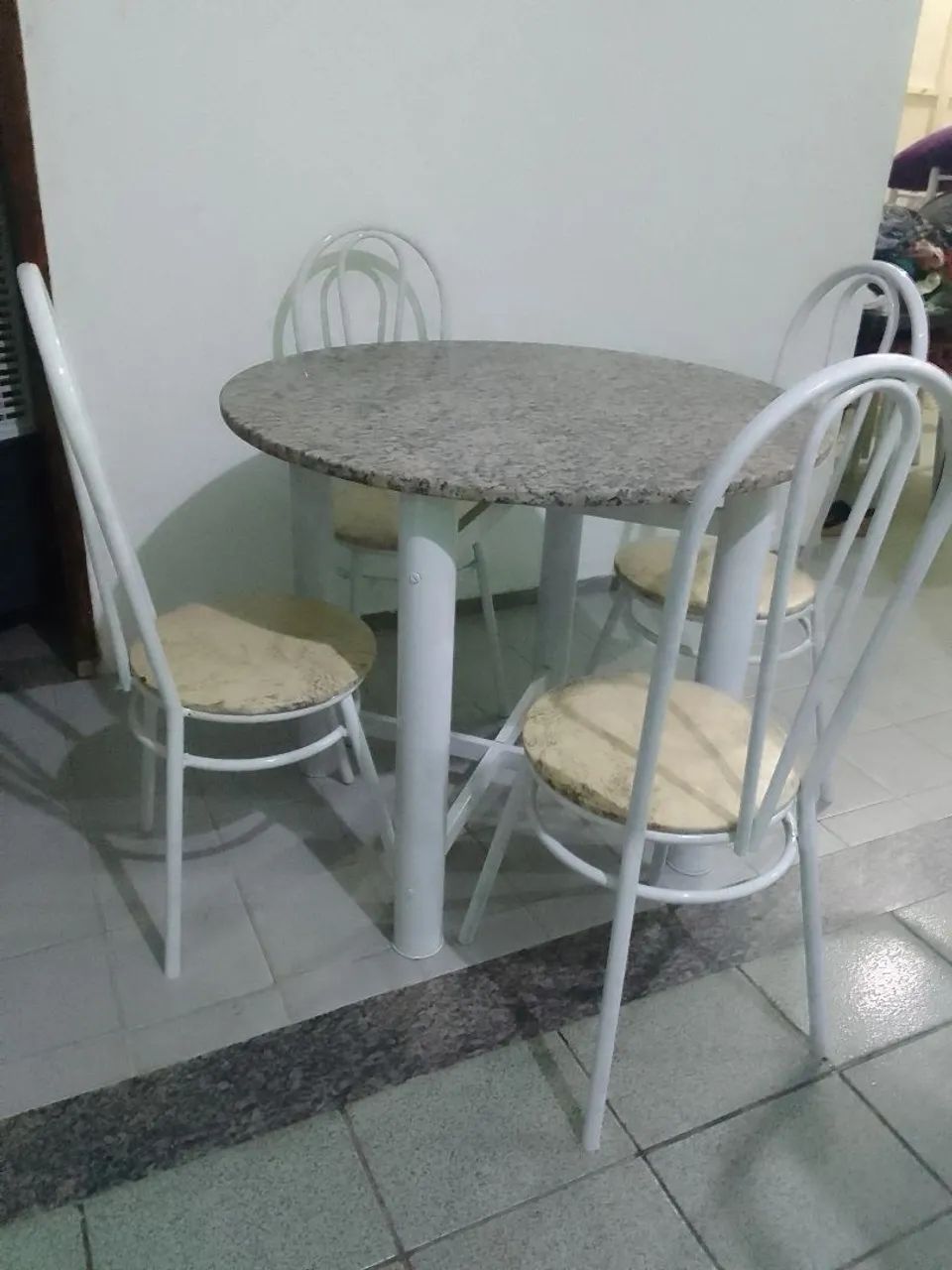 Mesa de mármore com quatro cadeiras - Foto 3