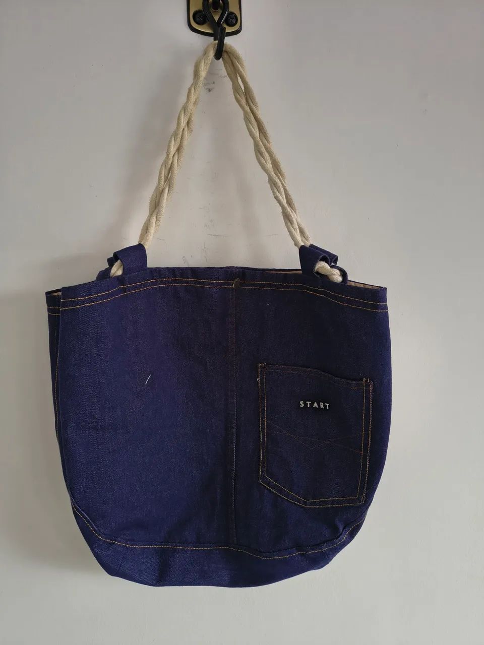 Bolsa de Ombro em Jeans com Fecho em Botão - Foto 4