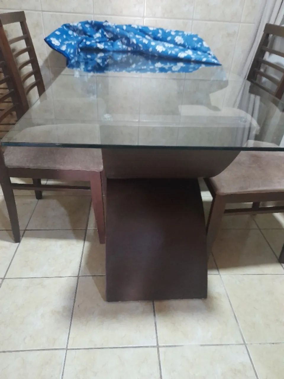 Mesa com 4 cadeiras, tampo de vidro em nome estado. - Foto 5