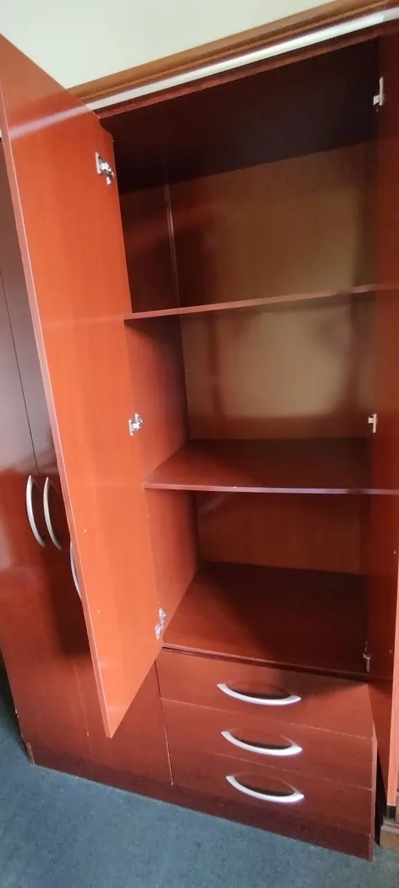 Guarda-roupa 4 portas e 3 gavetas, bem conservado - Foto 2