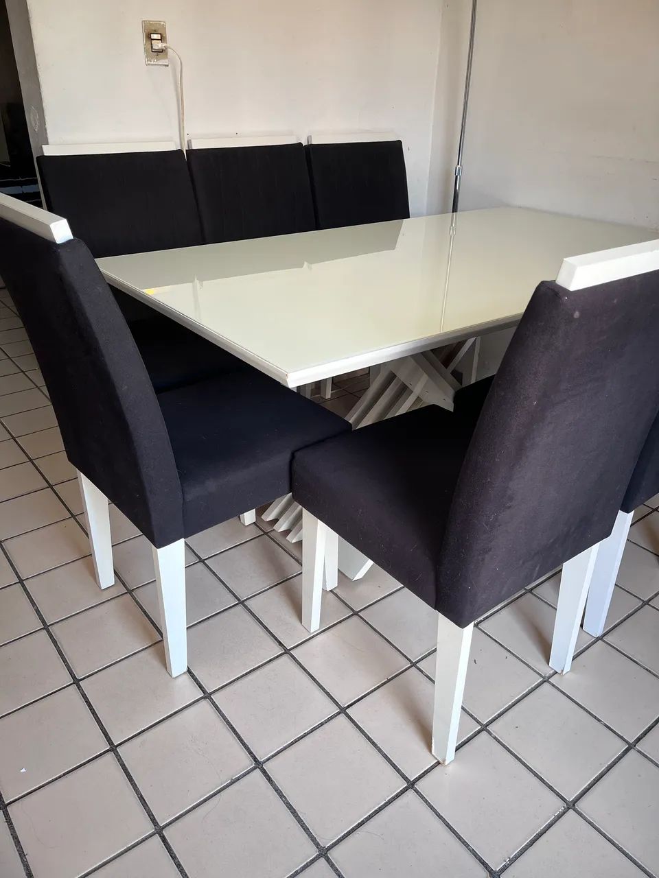 Mesa com tampo de vidro e 6 cadeiras  - Foto 3