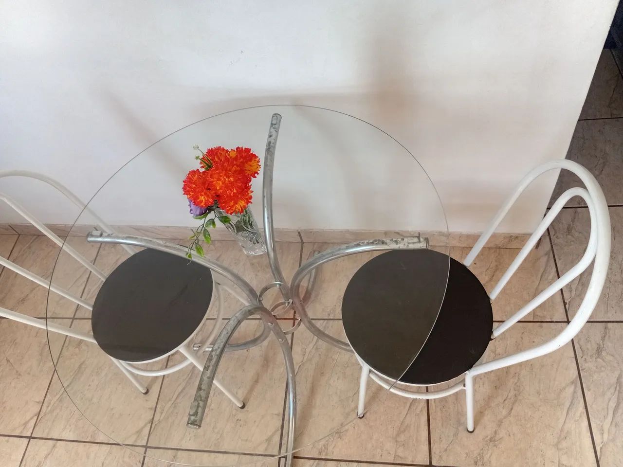 Mesa de vidro com 2 cadeiras. - Foto 2