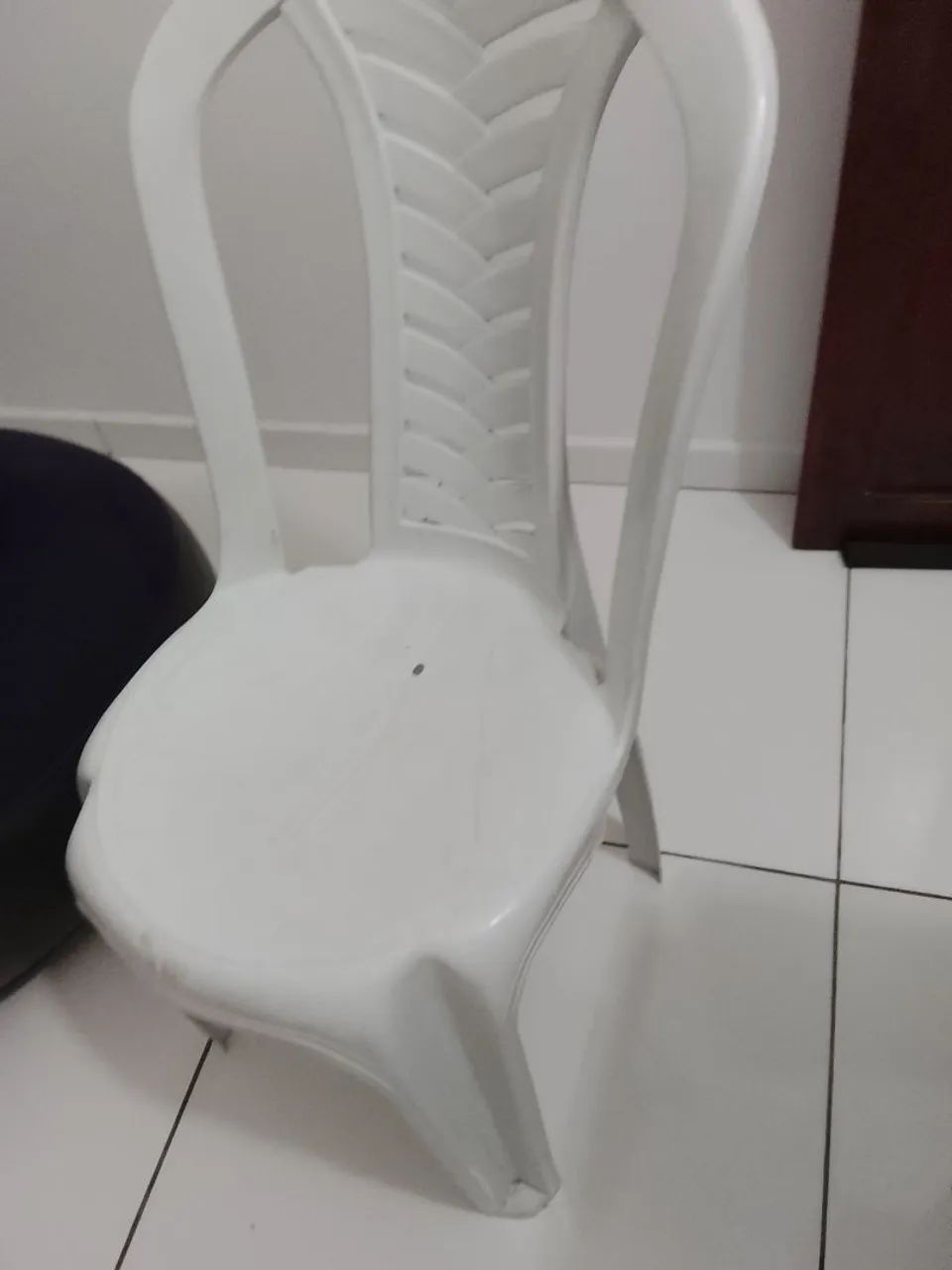 Cadeira de plástico branca  - Foto 2