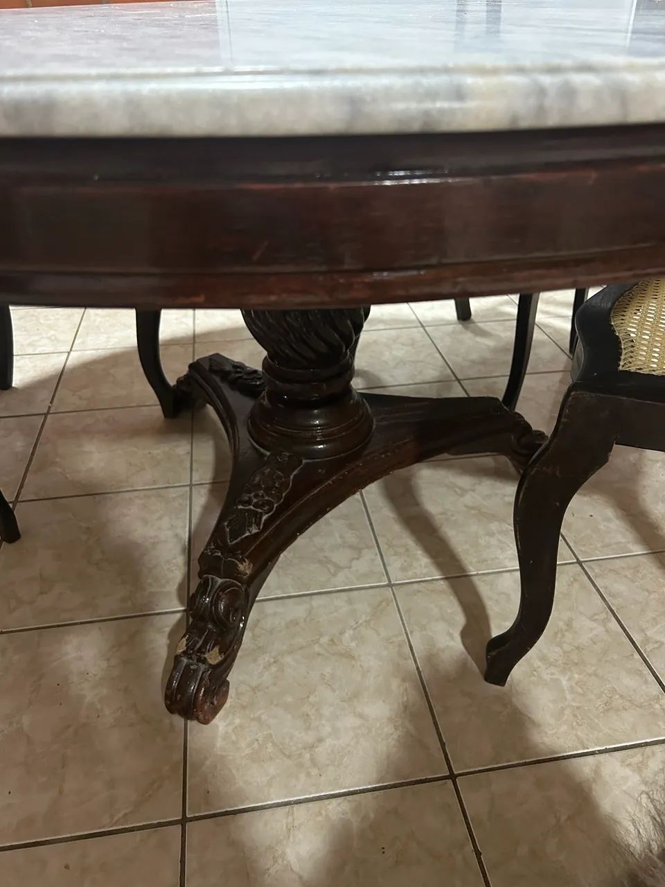 MESA DE MÁRMORE E CADEIRAS DE MADEIRA ANTIGOS  - Foto 3