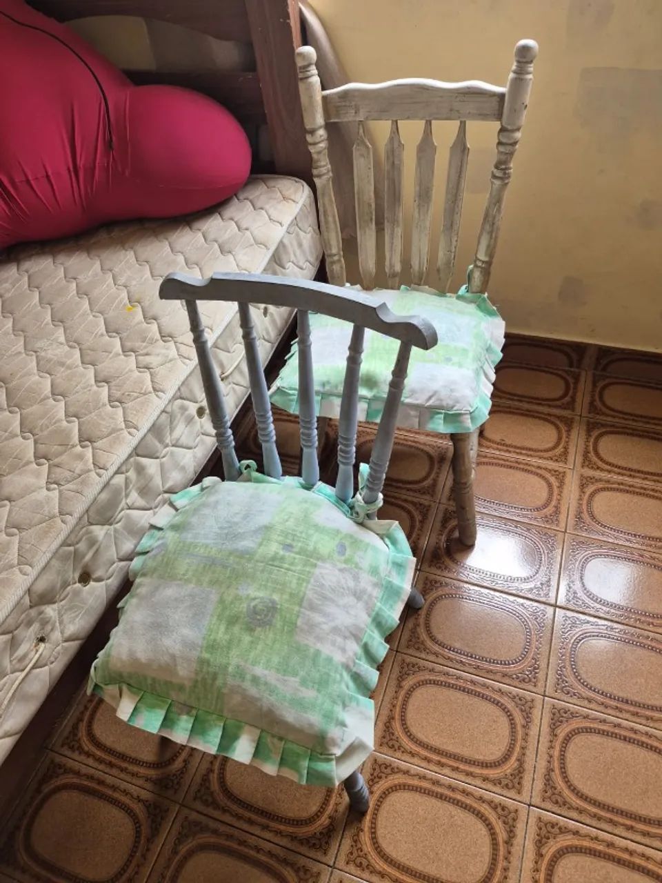 Cama de solteiro e colchao da castor e 2 cadeiras e almofada encosto fom - Foto 2