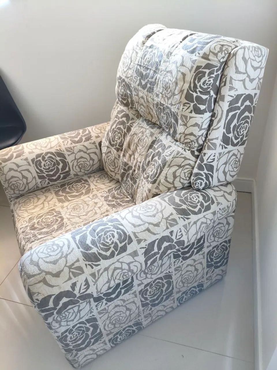 Poltrona estampada flores rosas - Foto 3