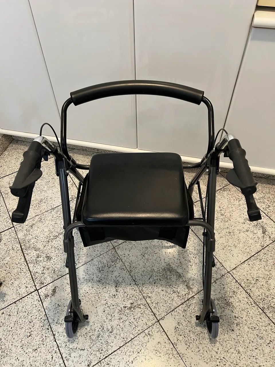 Andador com rodas e banco mobil - Foto 4