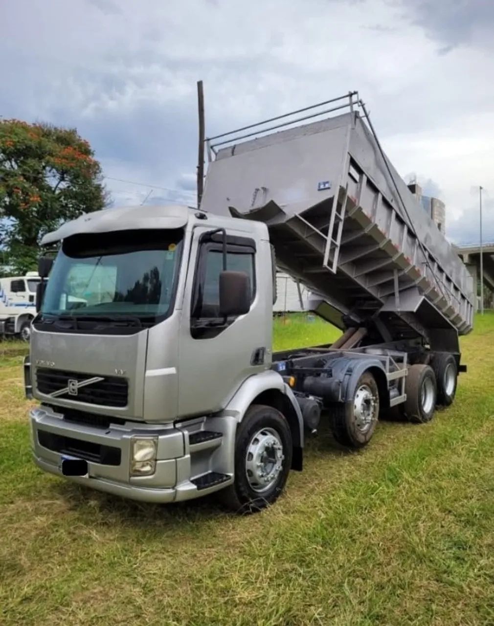 Volvo VM 260 8x2  2011 Caçamba