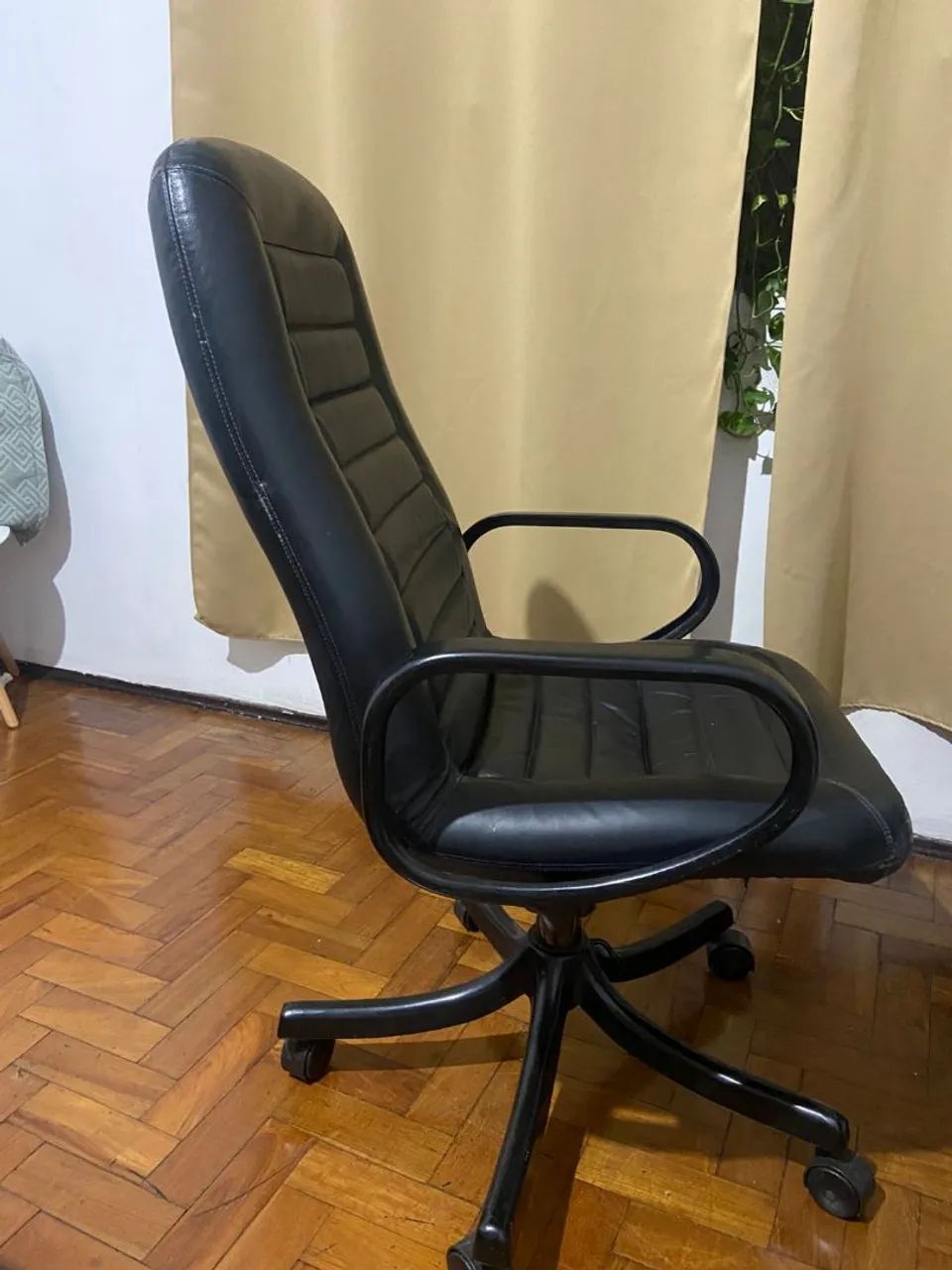 Cadeira de Escritório em couro - Foto 2