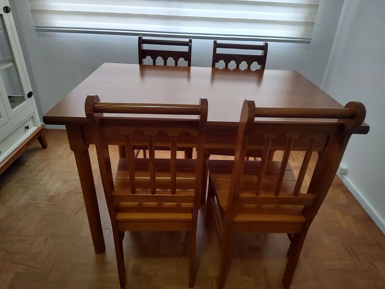 Conjunto em madeira maciça, da Apaixone & Decore(mesa e 4 cadeiras)
